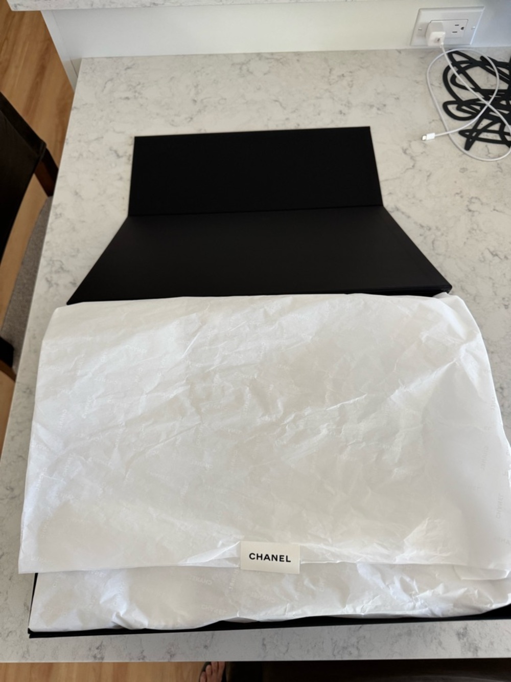CHANEL Black Box with White Logo - Picture 5 of 13